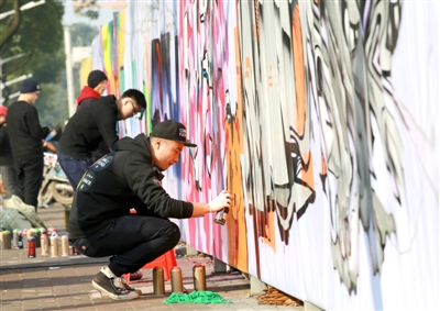 江南城區(qū)臨沅路上，涂鴉愛好者正在進行街頭涂鴉藝術創(chuàng)作